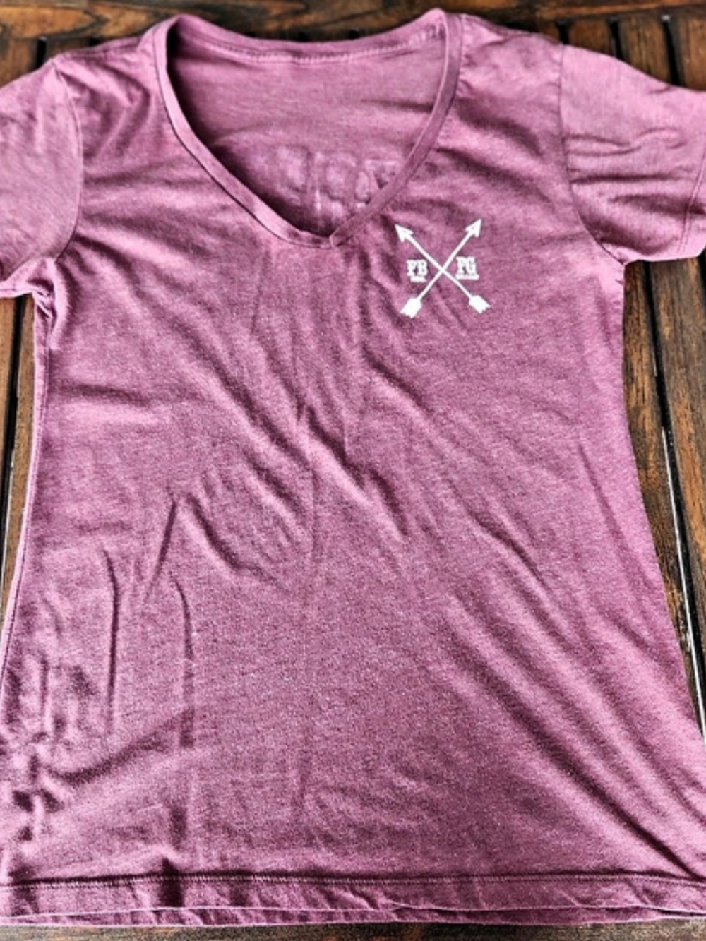 FB FG Brand Womens V-Neck Graphic T-Shirt Small Heather Mauve Buffalo Roam Arrow